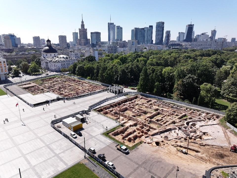 widok na odsłonięte relikty Pałacu Saskiego i dziedzińca Pałacu Bruhla w Warszawie. W tle panorama miasta.