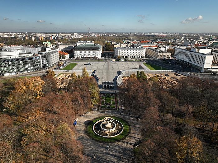 Widok z lotu ptaka na Ogród Saski, Plac Piłsudskiego w Warszawie oraz odkryte relikty Pałacu Saskiego.